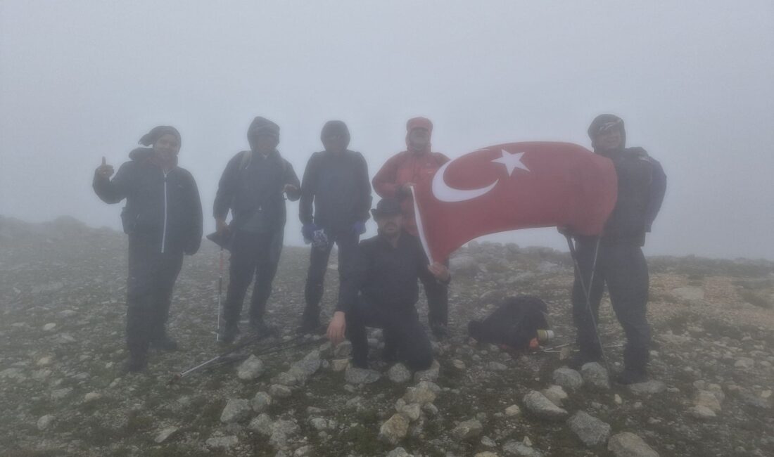 Çankırı Dağcılık Spor Kulübü’nden “Zafer Tırmanışı” Çankırı Dağcılık Spor Kulübü (ÇDSK) sporcuları, 30 Ağustos Zafer Bayramı