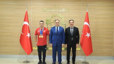 Vali Hüseyin Çakırtaş, hemşehrimiz J.Yzb. İsmail Keleş’i makamında kabul ederek