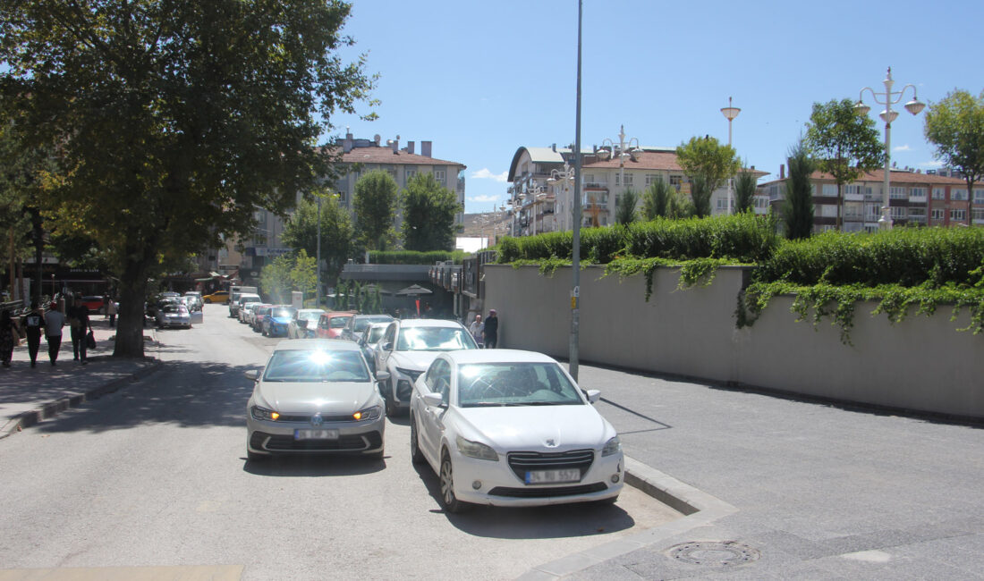 Hani şehir rahatlayacaktı? Hani trafik sorunu azalacaktı? Fotoğraf karesine yansıyan görüntüler, bir zamanlar Çankırı trafiğini rahatlatacağı ve