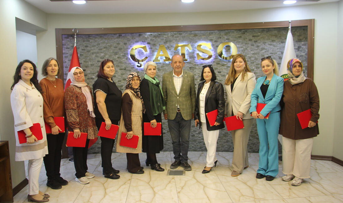 Kadın girişimciler kurulu üyelerine plaket Çankırı Ticaret Odası tarafından, ekonomiye katkılarından dolayı TOBB Çankırı Kadın