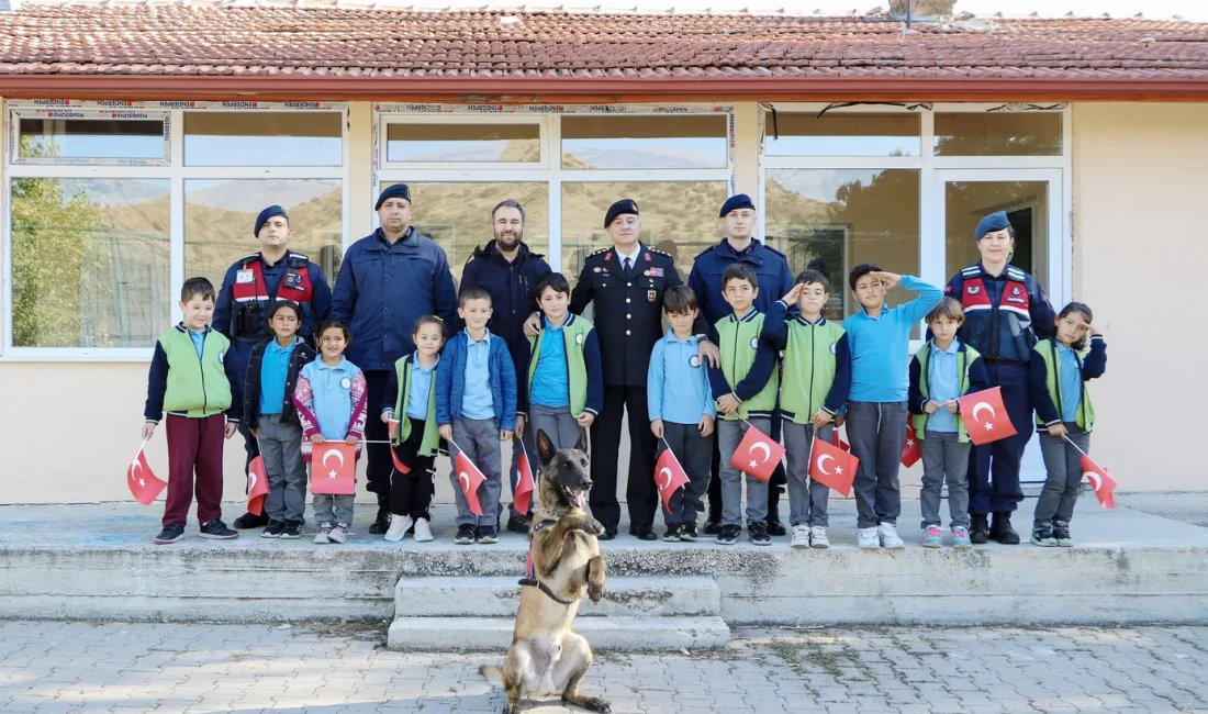 Asayiş ve güvenlik çalışmalarının yanı sıra vatandaşlarla ve özellikle öğrencilerle