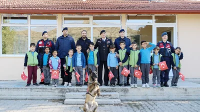 Asayiş ve güvenlik çalışmalarının yanı sıra vatandaşlarla ve özellikle öğrencilerle