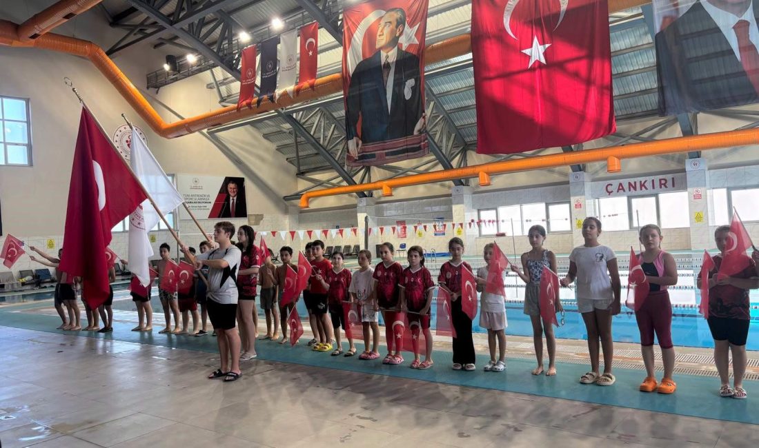 29 Ekim Cumhuriyet Bayramı etkinlikleri kapsamında düzenlenen yüzme müsabakalarında sporcular,
