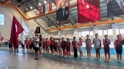29 Ekim Cumhuriyet Bayramı etkinlikleri kapsamında düzenlenen yüzme müsabakalarında sporcular,