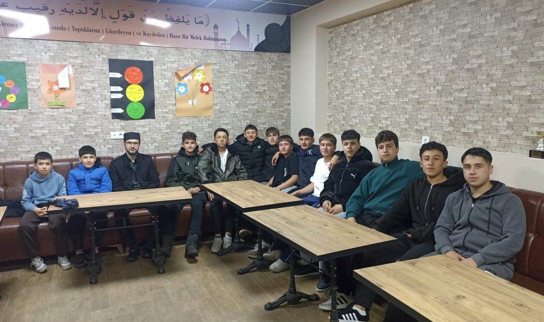 Yapraklı’da Gençler Cuma Gecesi Buluşmasında Bir Araya Geldi Çankırı’nın Yapraklı ilçesinde, Yapraklı Müftülüğü tarafından düzenlenen gençlik buluşmaları kapsamında