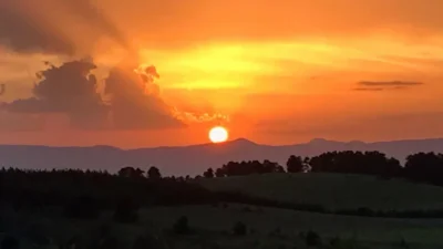 Çankırı’nın Yapraklı ilçesinde bulunan Yapraklı Yaylası’nda gün batımıyla birlikte gökyüzünde