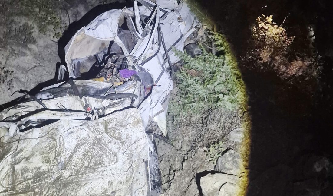 Çankırı’da uçuruma yuvarlanan otomobilde 4 kişi öldü, 1 kişi yaralandı Çankırı’nın Bayramören ilçesinde uçuruma yuvarlanan otomobildeki 4 kişi hayatını kaybetti,