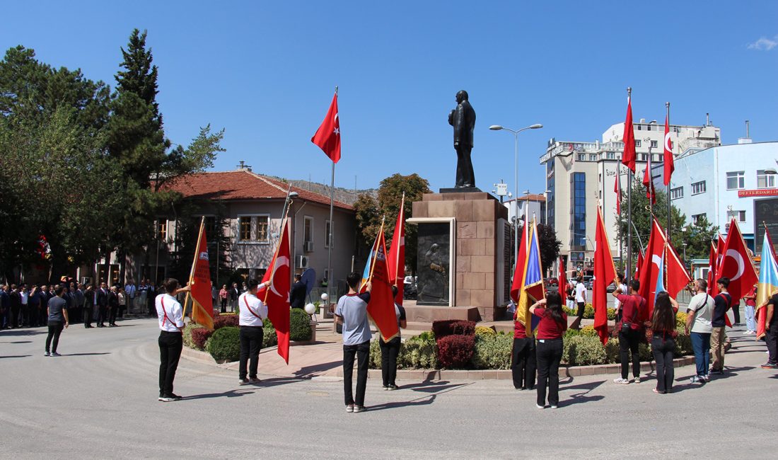 Anıt alanı kent meydanına taşınsın Aşırı trafik sorunun yaşandığı Atatürk Bulvarındaki Anıt alanının kent meydanına