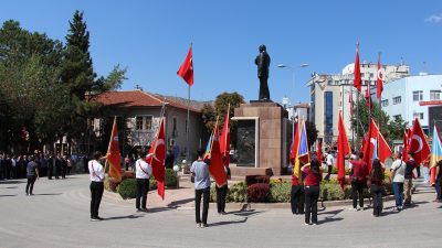 Aşırı trafik sorunun yaşandığı Atatürk Bulvarındaki Anıt alanının kent meydanına