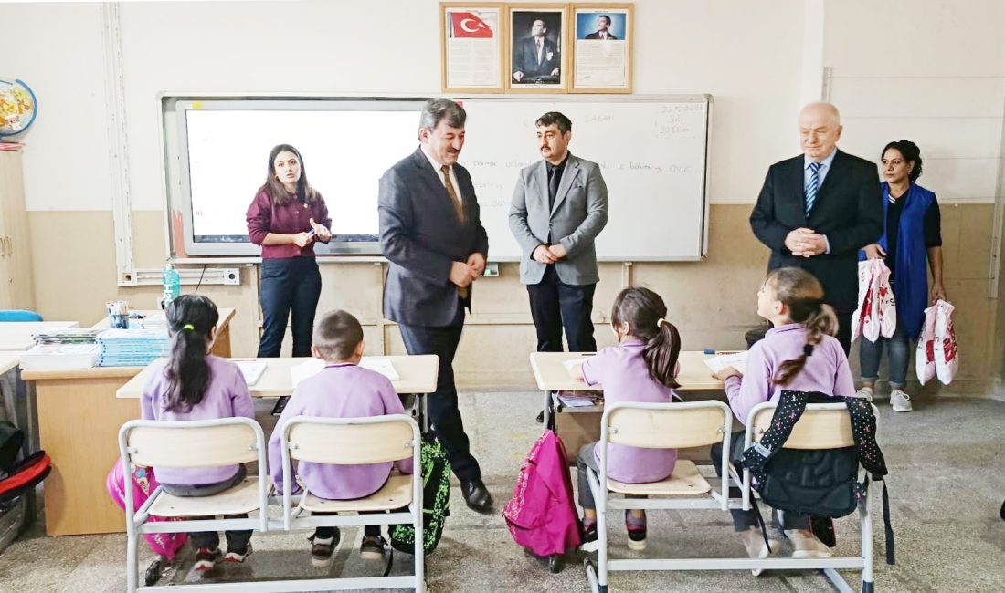 Öğrencilere eşofman dağıtıldı Çankırı Nurettin Ok Halk Eğitimi Merkezi bünyesinde açılan dikiş kurslarında