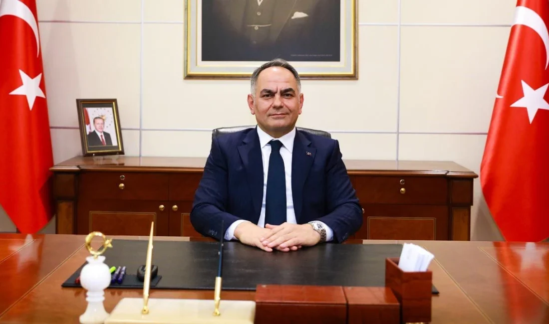 Vali Çakırtaş “Cumhuriyet Güçlü Türkiye’nin Temel Taşıdır” Çankırı Valisi Hüseyin Çakırtaş, Cumhuriyetimizin kuruluşunun 103. yıl dönümü dolayısıyla